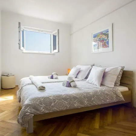 West Coast Luxury Apartament